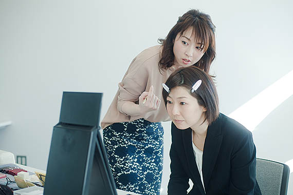 片側だけのメイクで左右の違いを実感する様子