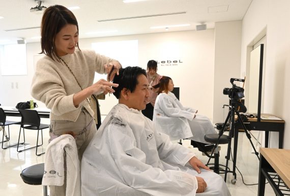 2025年大阪・関西万博開幕400日直前、TB-SQUARE osakaにて『OSAKA WOMAN TALK PROJECT』発足を発表
~創業の地・大阪から「全ての人がチャレンジできる大阪の未来を」をテーマにメッセージを発信~ 3 初開催!ママ理美容師を対象としたチャリティーカットイベント